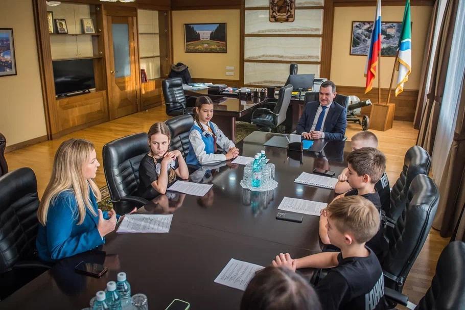 Фото Детство в деревне и самбо в мамином халате. Мэр Новосибирска Максим Кудрявцев дал первое интервью юнкорам Сиб.фм Group 4 - Сиб.ФМ Фото Детство в деревне и самбо в мамином халате. Мэр Новосибирска Максим Кудрявцев дал первое интервью юнкорам Сиб.фм Group 4